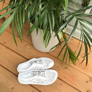 8.5/9 Vivobarefoot Ultra 3 shoes in white!